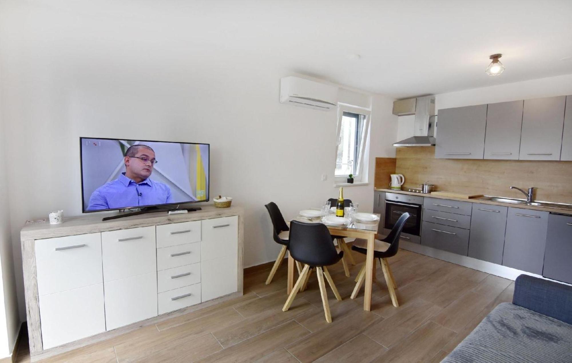 Apartment In Zambratija Mit Kleinem Garten *