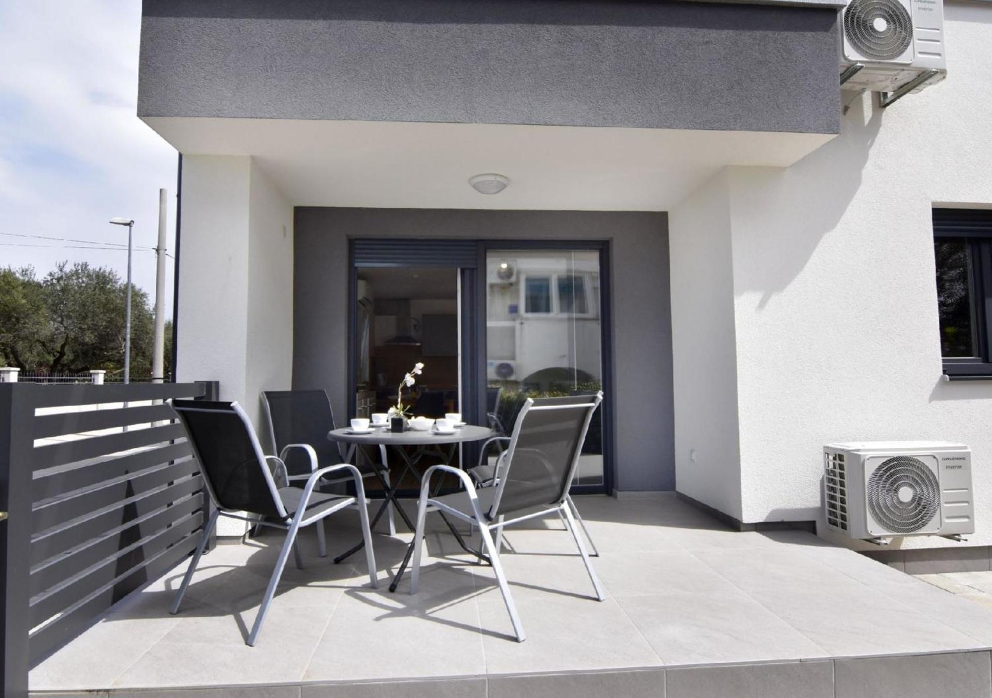 Apartment In Zambratija Mit Kleinem Garten