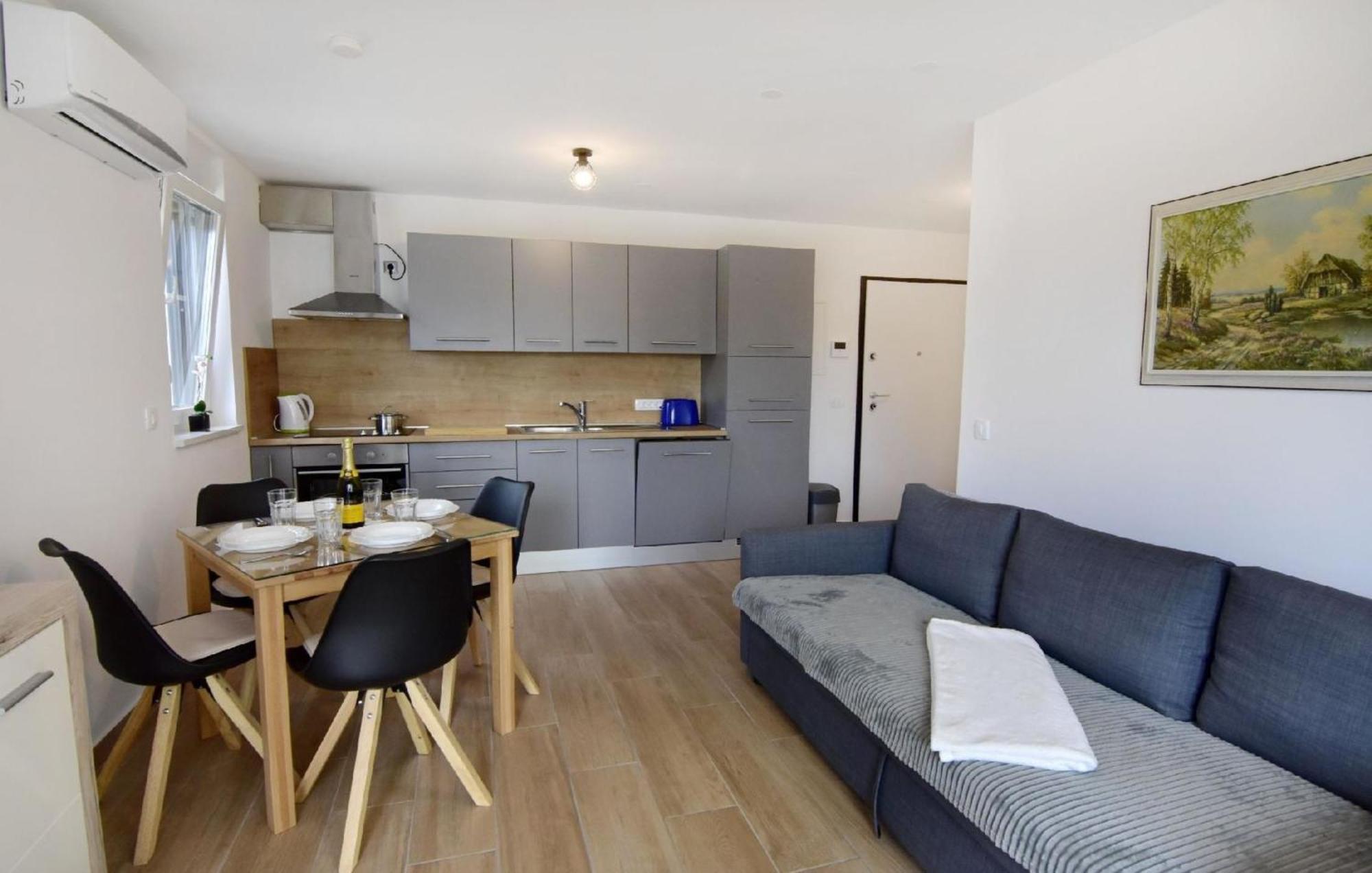 Apartment In Zambratija Mit Kleinem Garten