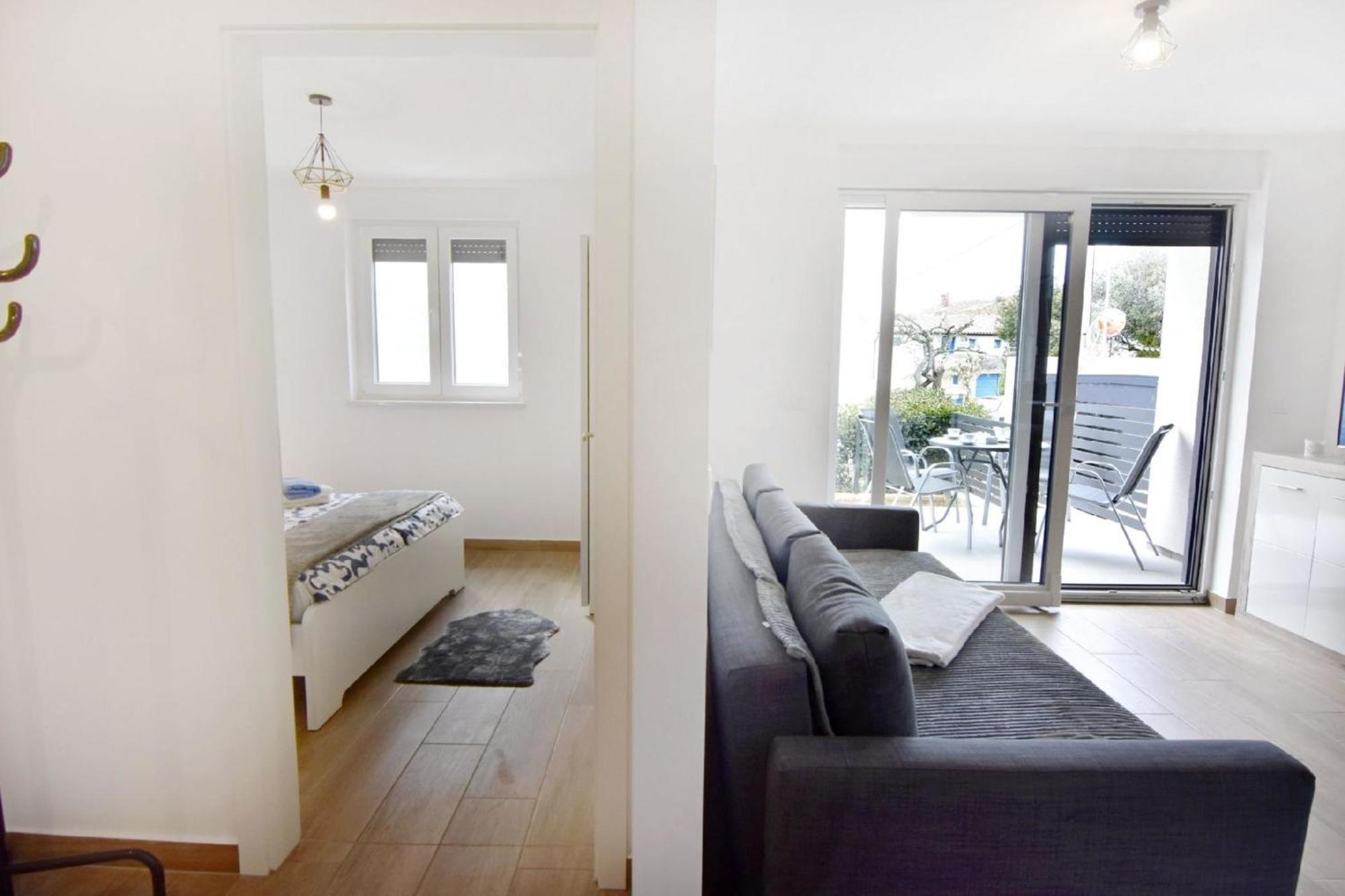 Apartment In Zambratija Mit Kleinem Garten *